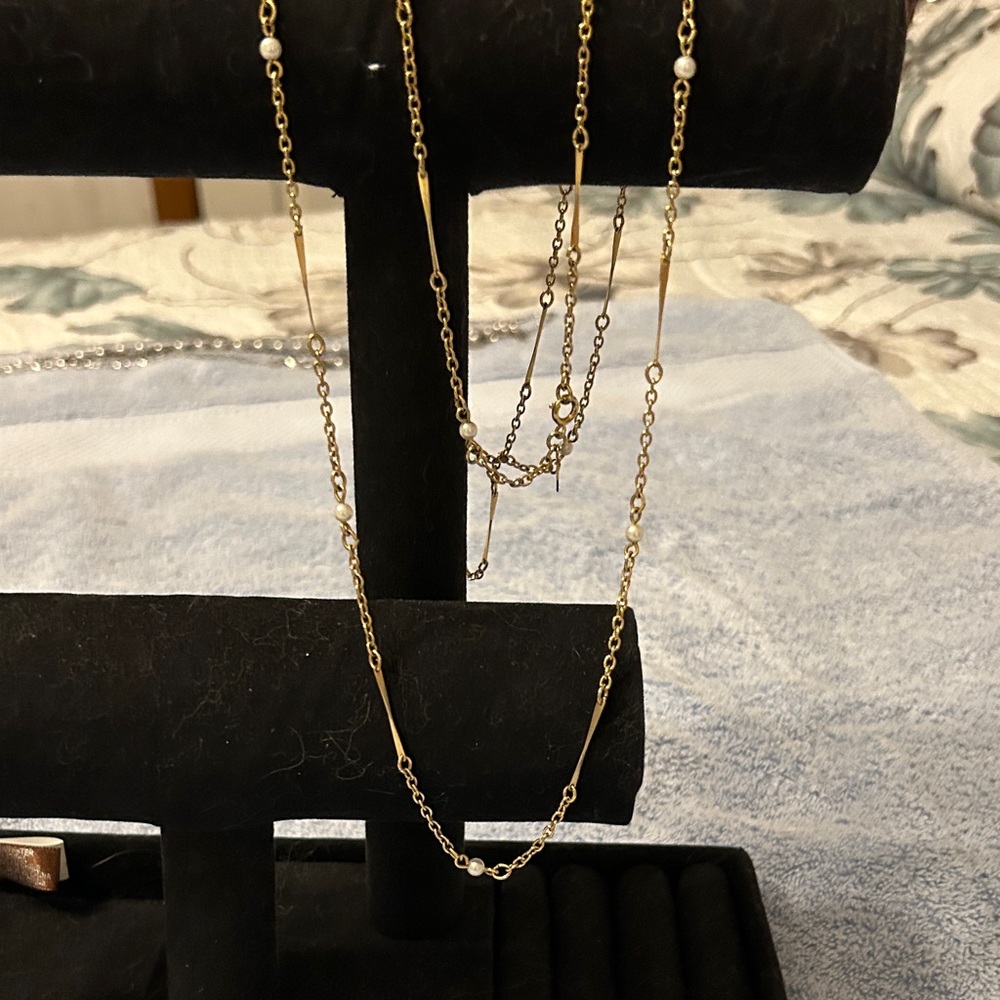 Chic Gold Necklace with Pearl Details